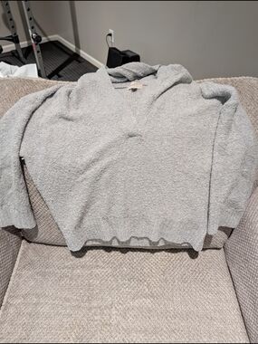Universal Thread Women's V-Neck Hooded Sweater in Light Gray